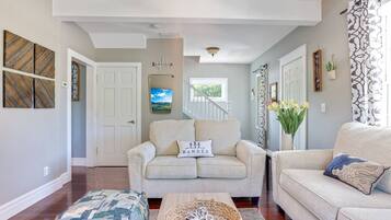 Télévision, baby-foot, table de tennis de table