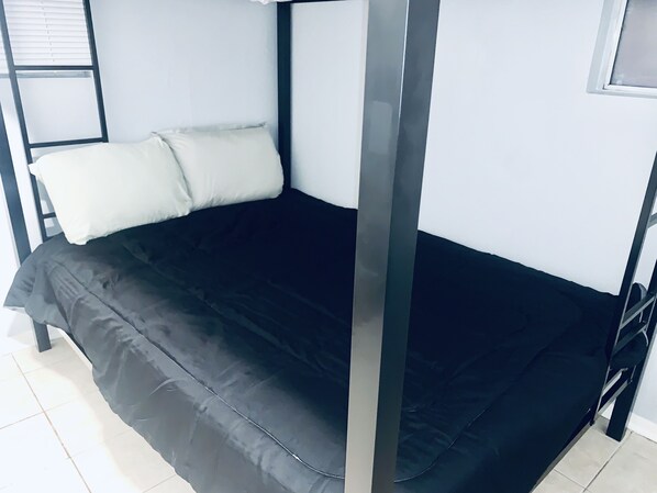 Iron/ironing board, free WiFi - The Doze Off (Houston)