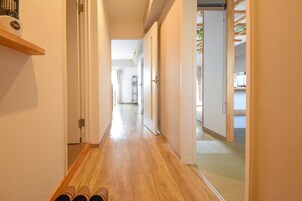 Escritorio, sistema de insonorización y wifi gratis 