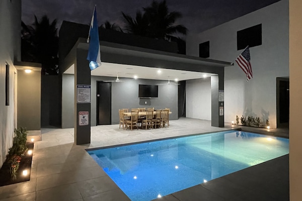 Una piscina al aire libre