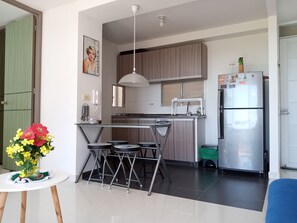 Grand réfrigérateur, lave-vaisselle, cuiseur de riz, blender