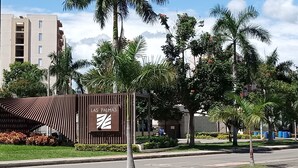 Un bâtiment moderne sur lequel on peut lire l’inscription « Las Palmas ».