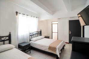 Superior-Maisonette, 2 Schlafzimmer, Poolblick, Turm | Hochwertige Bettwaren, kostenloses WLAN, Bettwäsche