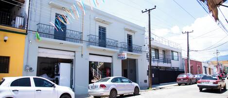 Façana frontal de l'allotjament