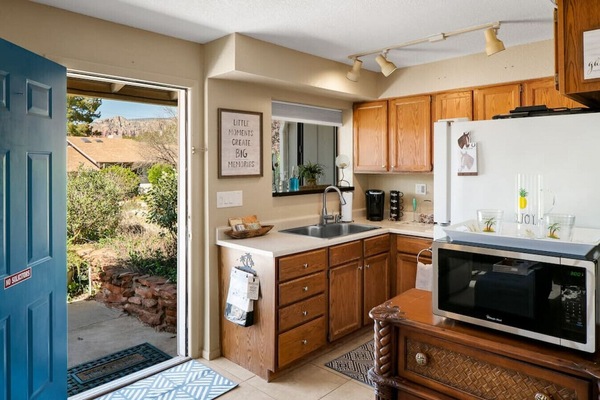 Refrigerador, microondas, parrilla de estufa y cafetera y tetera