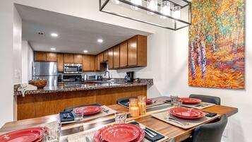 Refrigerador, cafetera/tetera, tostadora