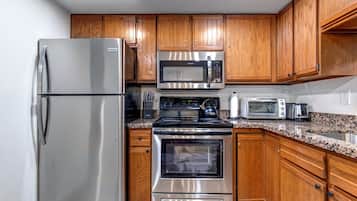 Refrigerador, cafetera/tetera, tostadora