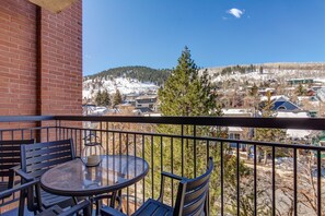Condo, 2 Bedrooms | Property grounds