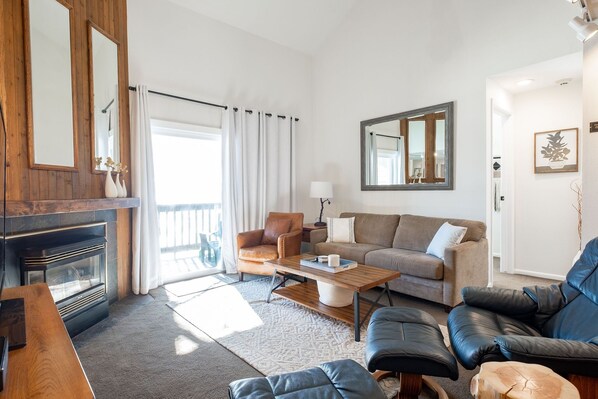 Condo, 2 habitaciones | Área de sala de estar