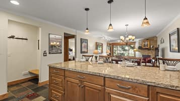 Condo, 3 Bedrooms | Interior
