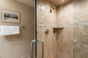 Condo, 2 habitaciones | Baño | Toallas y shampoo 