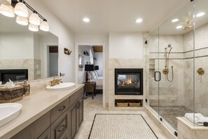 Condo, 4 Bedrooms | Bathroom | Towels, shampoo