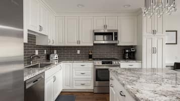 Refrigerador, cafetera/tetera, tostadora