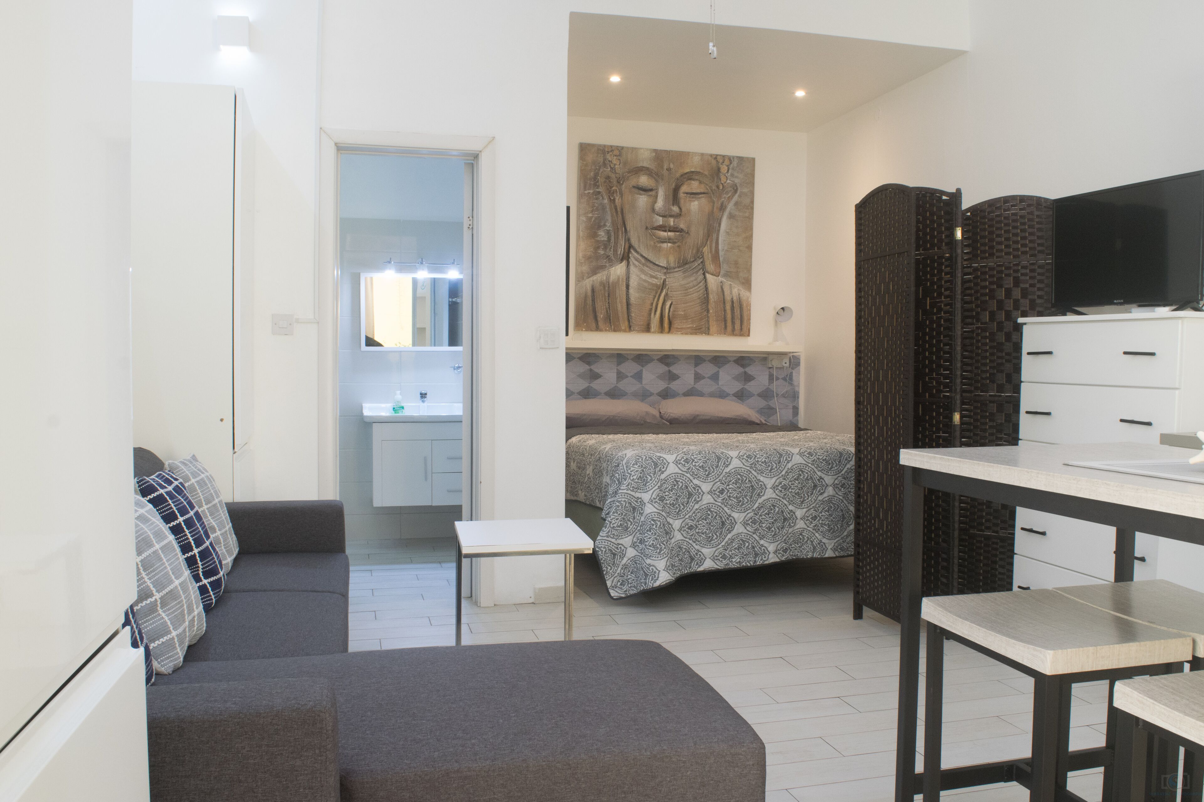 1 dormitorio, caja fuerte, escritorio y tabla de planchar con plancha