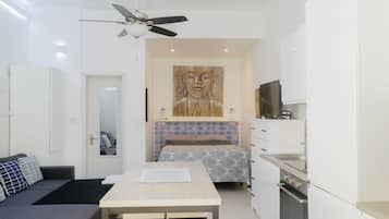 1 habitación, caja de seguridad en la habitación y escritorio
