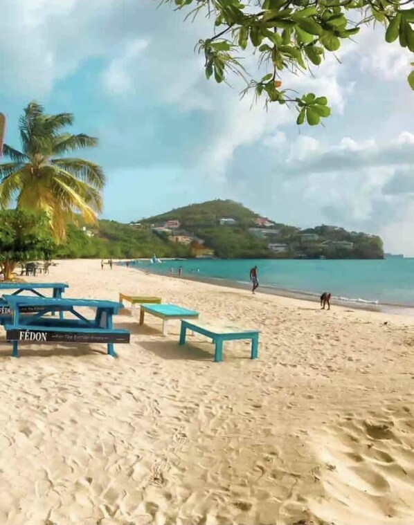 Playa en los alrededores, camastros y toallas de playa 