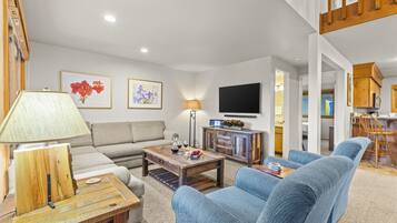 Condo, 5 Bedrooms | Living area