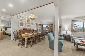 Condo, 5 Bedrooms | Interior