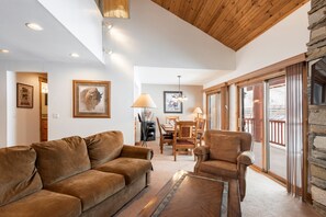 Condo, 3 quartos | Área de estar