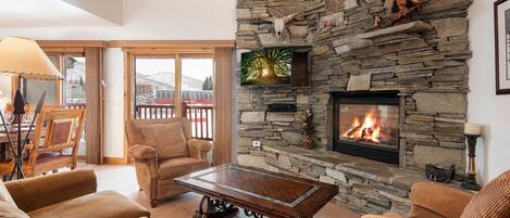 Condo, 3 Bedrooms | Living area