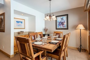 Condo, 3 chambres | Restauration