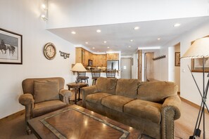 Condo, 3 Bedrooms | Interior