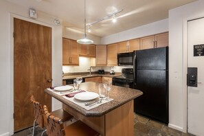 Studio | Private kitchen | Fridge, coffee/tea maker, toaster