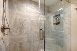 Apartment, 3 Schlafzimmer | Badezimmer | Handtücher, Shampoo