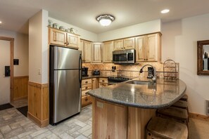 Condo, 2 quartos | Cozinha privada | Geladeira, cafeteira/chaleira, torradeira