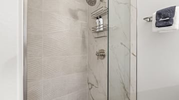 Estudio | Baño | Toallas y shampoo