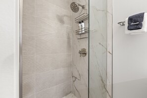 Estudio | Baño | Toallas y shampoo