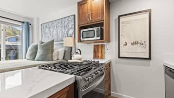 Studio | Private kitchen | Fridge, coffee/tea maker, toaster