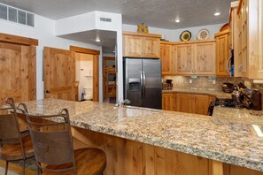 Condo, 3 habitaciones | Cocina privada | Refrigerador, horno, cafetera y tetera y tostadora 