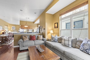 House, 5 Bedrooms | Living area | Smart TV
