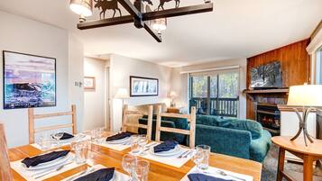 Condo, 2 Bedrooms | Tempat makan