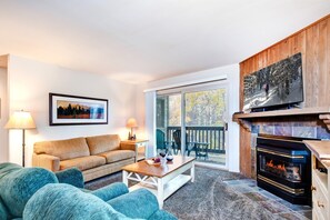 Condo, 2 Bedrooms | Living area