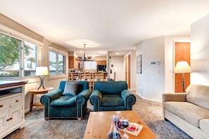 Condo, 2 Bedrooms | Living area