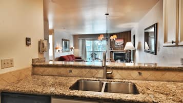 Apartamento, 2 habitaciones | Cocina privada | Frigorífico, cafetera o tetera y tostadora