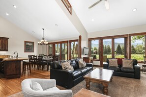 타운홈, 침실 4개 | 거실 공간 | 스마트 TV