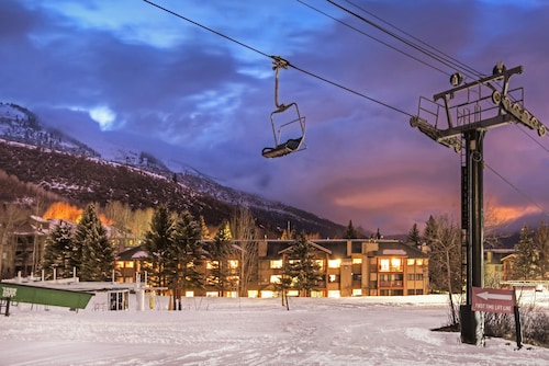 Snow Flower 073 2 Bedroom Condo by RedAwning