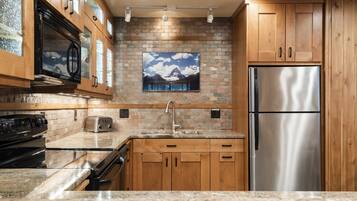 Condo, 1 Bedroom | Private kitchen