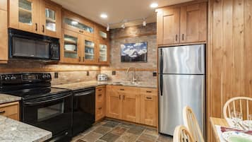Condo, 1 Bedroom | Private kitchen