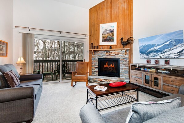 Condo, 2 Bedrooms | Living area