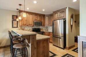 Condo, 2 quartos | Cozinha privada | Geladeira, cafeteira/chaleira, torradeira