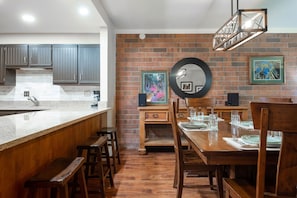 Condo, 1 quarto | Cozinha privada | Geladeira, cafeteira/chaleira, torradeira