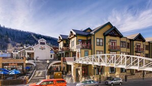 A multi-story building with a ski lift and a pedestrian bridge. - Lift Lodge 102 3 Bedroom Condo by RedAwning (Park City)