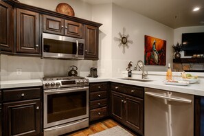 Private kitchen | Fridge, coffee/tea maker, toaster
