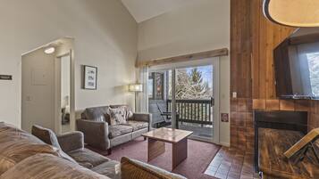 Condo, 2 Bedrooms | Living area