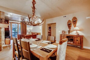 Appartement, 3 slaapkamers | Dineren op de kamer