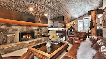 Casa de ciudad, 5 habitaciones | Área de sala de estar | Smart TV